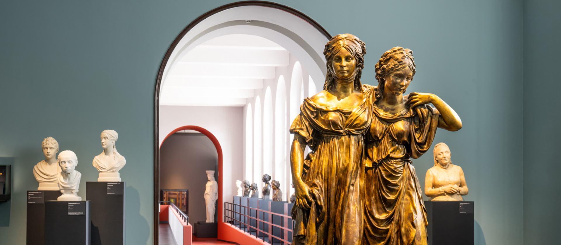 Ausstellungsansicht »Skulptural. Die neuen Galerien«, Hamburger Kunsthalle 2026, im Vordergrund Johann Gottfried Schadow, Doppelstandbild der Prinzessinnen Luise und Friederike von Preußen, 1795 (Guss 1906), Foto: Romanus Fuhrmann Ausstellungsansicht »Skulptural. Die neuen Galerien«, Hamburger Kunsthalle 2026, im Vordergrund Johann Gottfried Schadow, Doppelstandbild der Prinzessinnen Luise und Friederike von Preußen, 1795 (Guss 1906), Foto: Romanus Fuhrmann