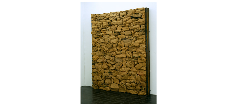 Jannis Kounellis, Ohne Titel (Portale con sacci), 1996, Steine, Jutesäcke, Eisenträger, 350 × 300 × 36 cm, erworben 1996, Galerie der Gegenwart, Hamburger Kunsthalle, Foto: Dirk Dunkelberg © VG Bild-Kunst, Bonn 2026 Jannis Kounellis, Ohne Titel (Portale con sacci), 1996, Steine, Jutesäcke, Eisenträger, 350 × 300 × 36 cm, erworben 1996, Galerie der Gegenwart, Hamburger Kunsthalle, Foto: Dirk Dunkelberg © VG Bild-Kunst, Bonn 2026