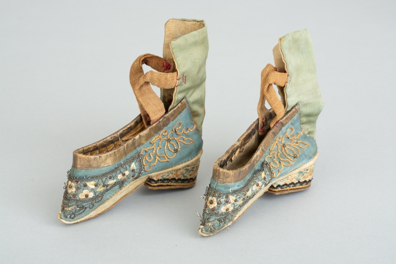 Schuhe für gebundene Füße, Herstellerin nicht dokumentiert, China, 19. Jh., Sammlung C.W. Lüders (1879), © MARKK, Photo: Paul Schimweg