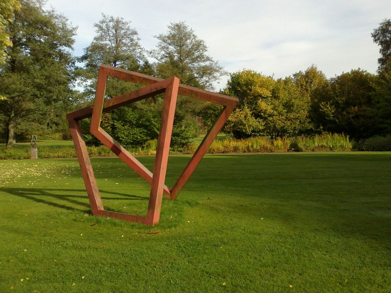 … im Skulpturenpark Nortorf, Foto: Fonzie, CC BY-SA 3.0 <https://creativecommons.org/licenses/by-sa/3.0>, via Wikimedia Commons