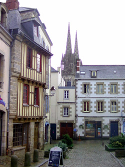 Altstadt von Quimper mit Kathedrale im Hintergrund, Foto: Christine Lange (Wikipedia)