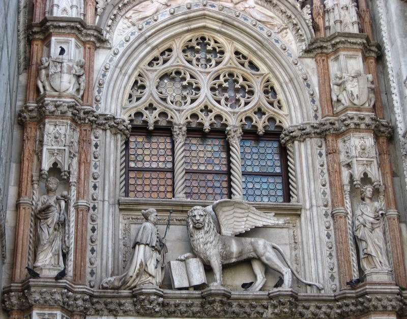 Venedig, Dogenpalast, Porta della Carta, Der Doge Francesco Foscari kniet vor dem Markuslöwen, Kopie, 1885, Foto: Wikimedia Commons / Ludmiła Pilecka, CC BY 3.0