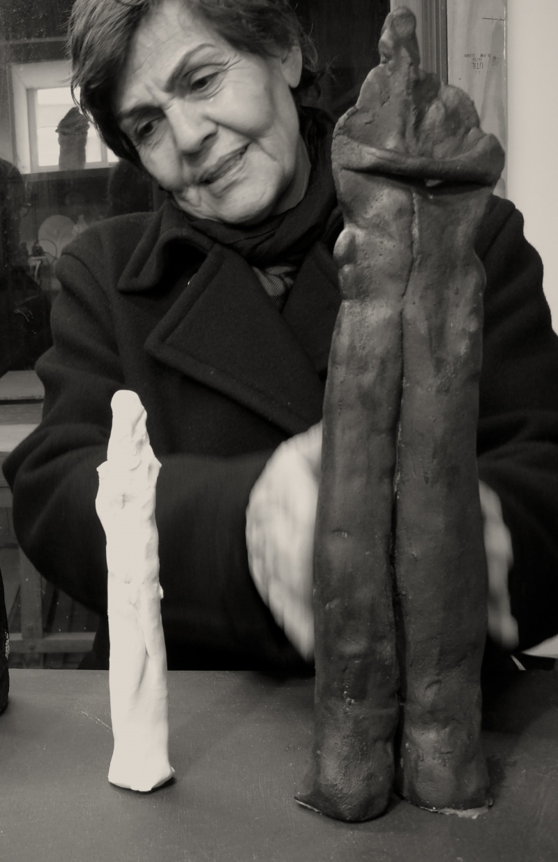 Simone Fattal mit einer ihrer Skulpturen, Foto: by Kathleen Weaver