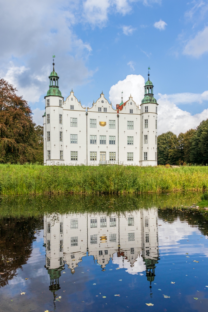 Das Ahrensburger Schloss, Foto: Matthias Süßen, CC BY-SA 4.0 (Wikimedia Commons, https://creativecommons.org/licenses/by-sa/4.0/)