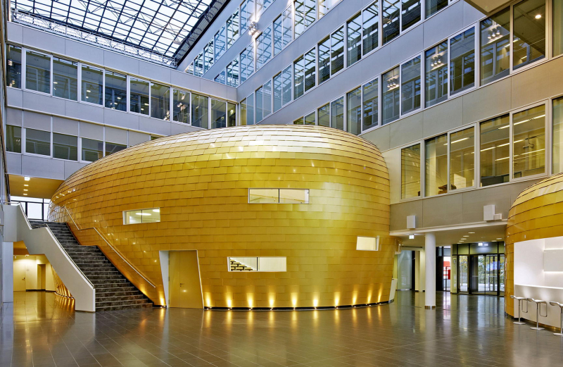 Kühne Logistics University (KLU), Atrium mit Auditorium »Golden Egg« (MPP Architekten, 2014/15), Foto: © Ralf Buscher Kühne Logistics University (KLU), Atrium mit Auditorium »Golden Egg« (MPP Architekten, 2014/15), Foto: © Ralf Buscher