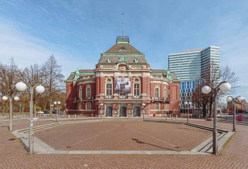 Blick über den Johannes-Brahms-Platz auf die Laiszhalle (Musikhalle), Martin Haller und Emil Meerwein, 1904–1908, Foto: Flocco Nivis / Wikimedia Commons (CC BY 4.0) Blick über den Johannes-Brahms-Platz auf die Laiszhalle (Musikhalle), Martin Haller und Emil Meerwein, 1904–1908, Foto: Flocco Nivis / Wikimedia Commons (CC BY 4.0)
