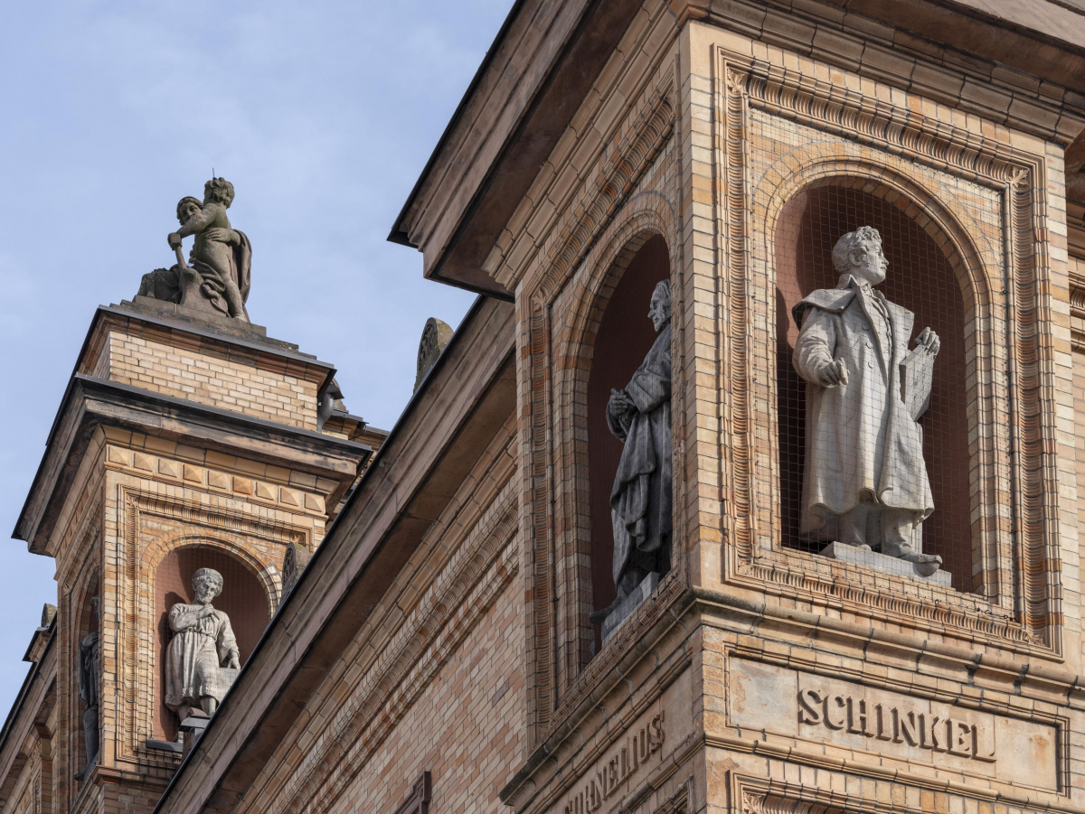 Hamburger Kunsthalle, Altbau-Fassade, Skulpturen-Programm, Ausschnitt, Foto: Christoph Irrgang