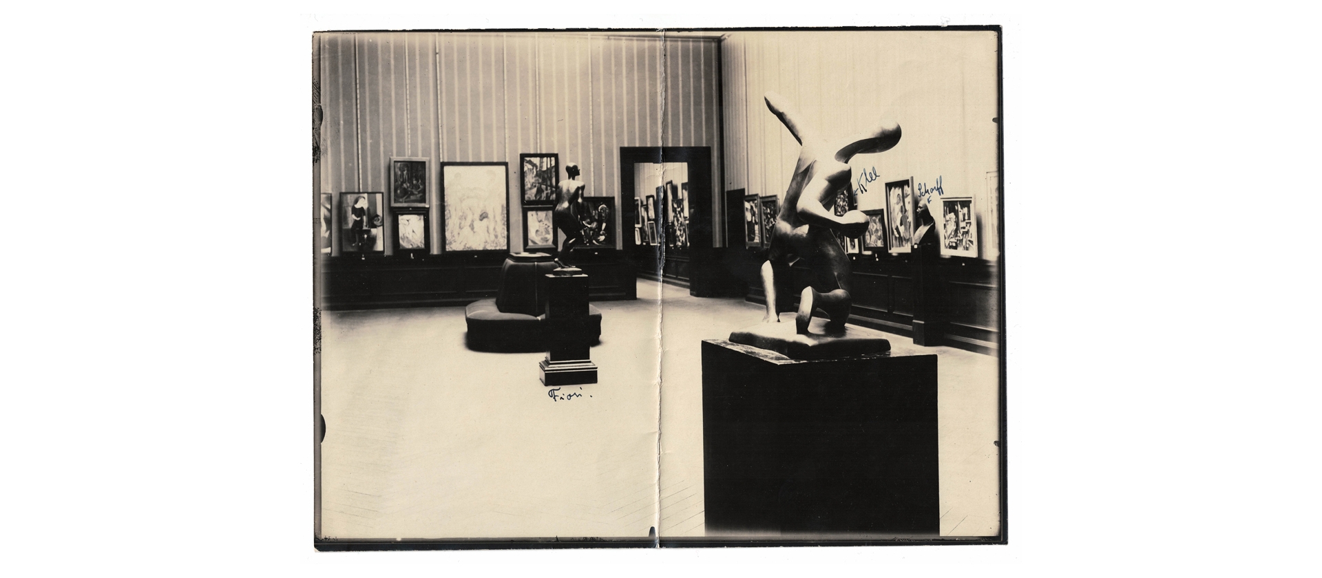 Abb. 1 Blick in die 16. Ausstellung des Deutschen Künstlerbundes, Hamburger Kunsthalle, August 1921, Fotografie Friedrich Wield (zugeschrieben)  © Archiv Hahnloser/Jaeggli Stiftung, Winterthur