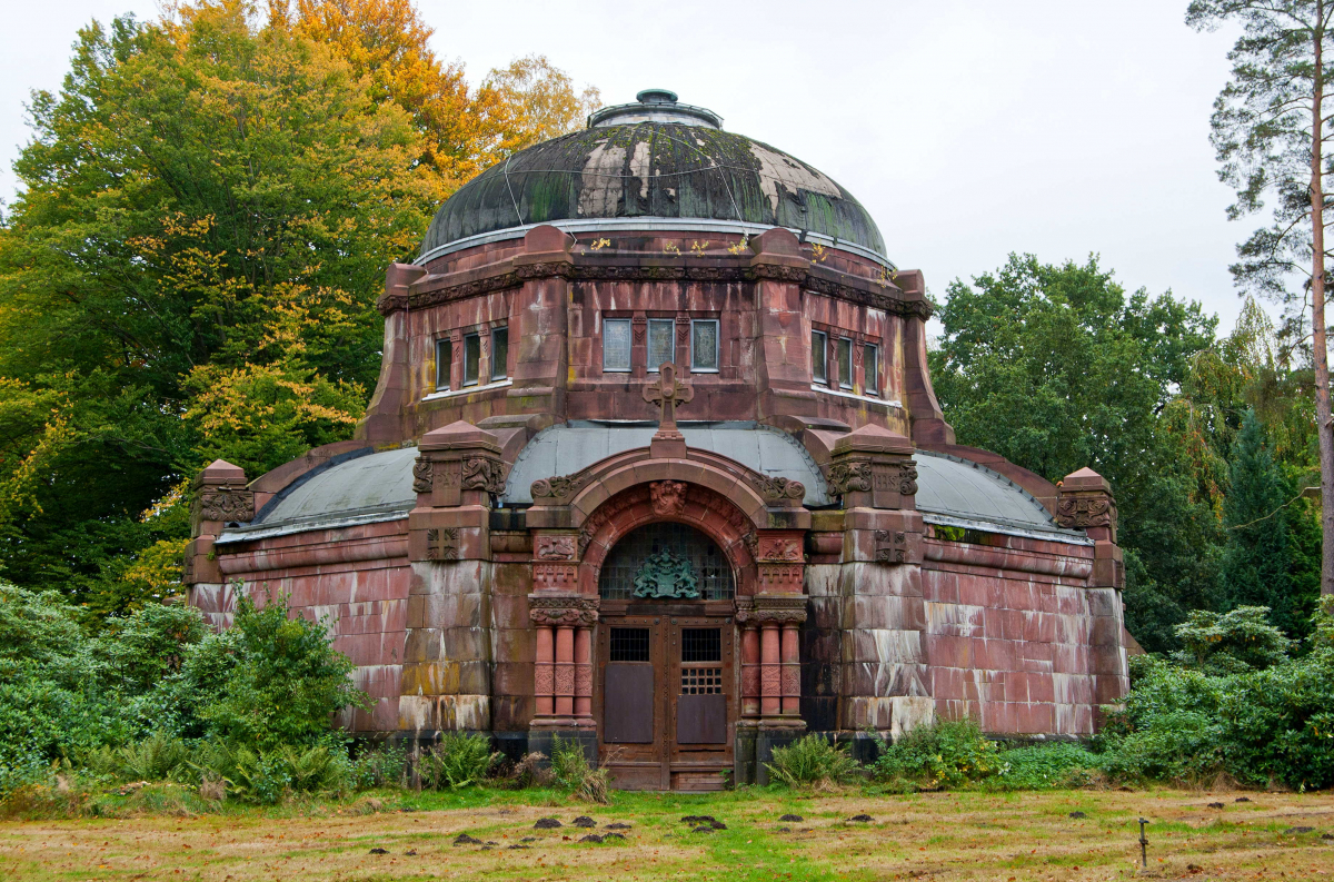 Friedhof Ohlsdorf, Mausoleum von Johann Heinrich Schröder (Edmund Gevert, Bauschmuck Walter Zehle, 1906/07), Foto: Carschten, 2012 / Wikimedia Commons (CC-BY-SA 3.0 DE) Friedhof Ohlsdorf, Mausoleum von Johann Heinrich Schröder (Edmund Gevert, Bauschmuck Walter Zehle, 1906/07), Foto: Carschten, 2012 / Wikimedia Commons (CC-BY-SA 3.0 DE)