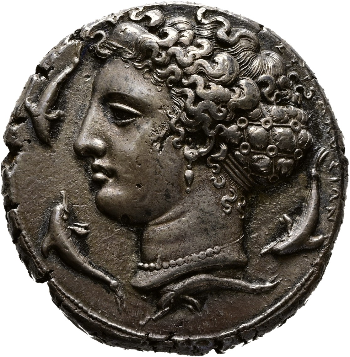 Syrakus, Dekadrachme, Revers: Kopf der Quellnymphe Arethusa, um 400 v. Chr., Silber, geprägt, Ø 35 mm, 43,28 g, © Hamburger Kunsthalle Syrakus, Dekadrachme, Revers: Kopf der Quellnymphe Arethusa, um 400 v. Chr., Silber, geprägt, Ø 35 mm, 43,28 g, © Hamburger Kunsthalle