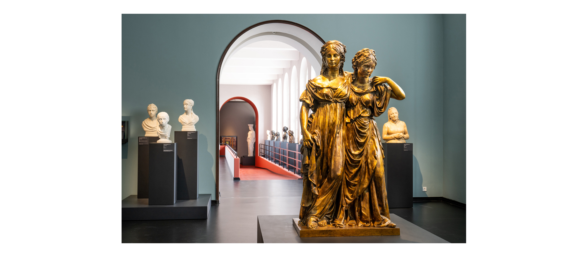 Ausstellungsansicht »Skulptural. Die neuen Galerien«, Hamburger Kunsthalle 2026, im Vordergrund Johann Gottfried Schadow, Doppelstandbild der Prinzessinnen Luise und Friederike von Preußen, 1795 (Guss 1906), Foto: Romanus Fuhrmann
