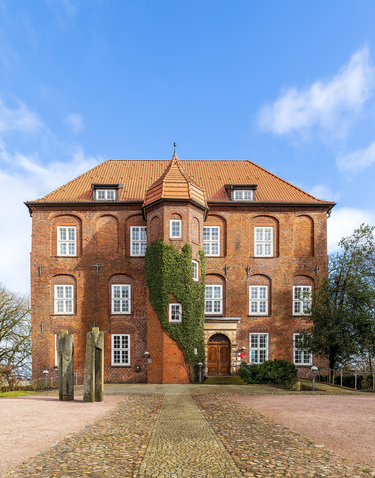 Schloss Agathenburg, 1648-55, Hofseite, Foto: Matthias Süßen (matthias-suessen.de), 2022 / Wikimedia Commons (CC BY-SA 4.0)